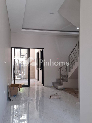 dijual rumah 1 lantai 4kt 90m2 di tenggilis mejoyo - 8