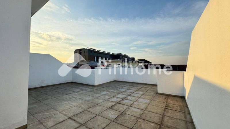 dijual rumah 3 lantai 5kt 144m2 di perumahan victory residence - 9