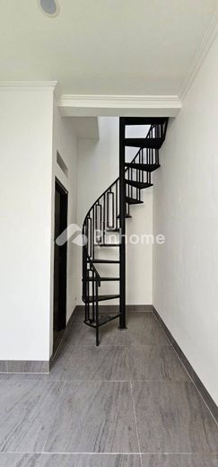 dijual rumah 2 lantai 4kt 135m2 di serpong - 11