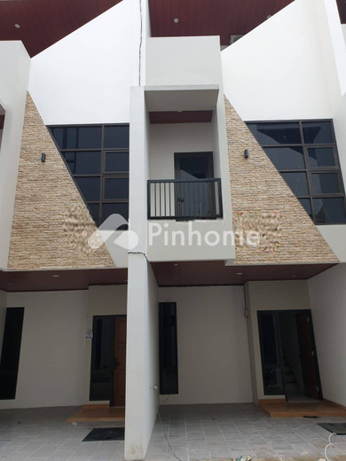 dijual rumah 2 lantai 2kt 45m2 di jl jatinegara kaum - 14
