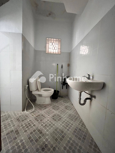 dijual rumah 2 lantai 4kt 132m2 di jl  karya wisata - 5