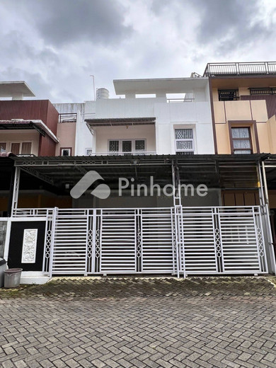 dijual rumah 2 lantai 4kt 132m2 di jl  karya wisata - 7
