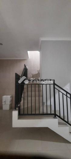 dijual rumah 2 lantai 4kt 126m2 di tenggilis mejoyo - 7