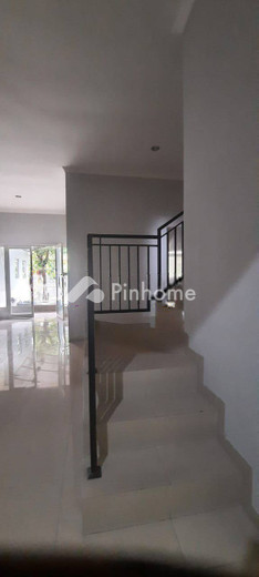 dijual rumah 2 lantai 4kt 126m2 di tenggilis mejoyo - 8