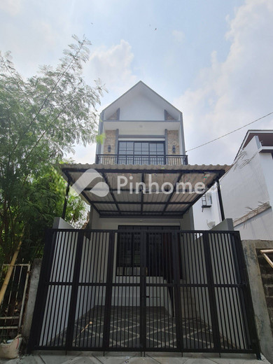 dijual rumah 3 lantai 3kt 49m2 di jl pratama - 2
