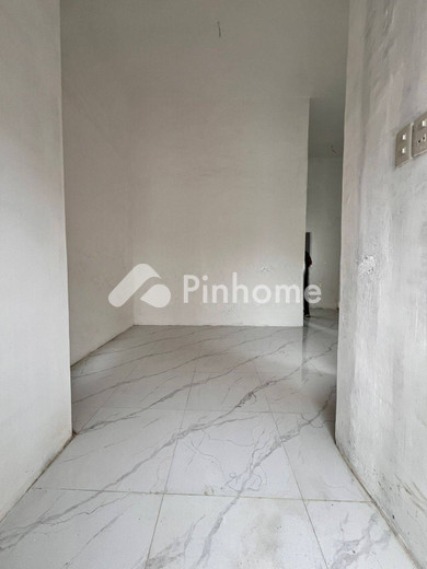 dijual rumah 2 lantai 2kt 112m2 di jl  petunia raya  kemenangan tani  kec  medan tuntungan  kota medan  sumatera utara 20136 - 6