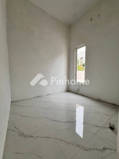 dijual rumah 2 lantai 2kt 112m2 di jl  petunia raya  kemenangan tani  kec  medan tuntungan  kota medan  sumatera utara 20136 - 10