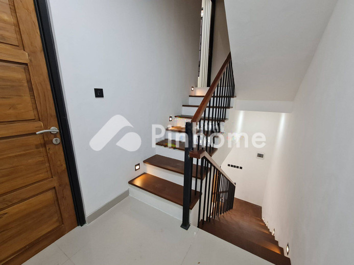 dijual rumah 3 lantai 3kt 49m2 di jl pratama - 7