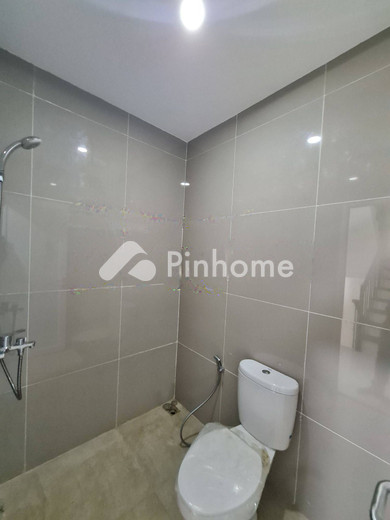 dijual rumah 3 lantai 3kt 49m2 di jl pratama - 8