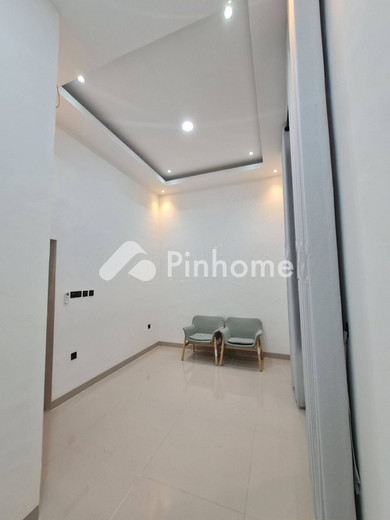 dijual rumah 3 lantai 3kt 49m2 di jl pratama - 9