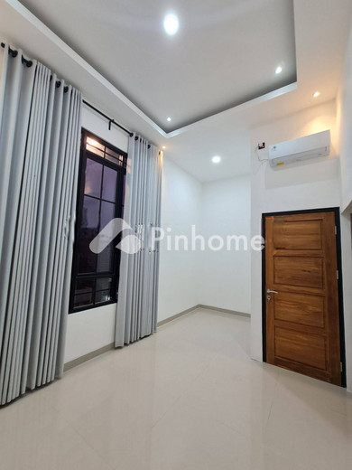 dijual rumah 3 lantai 3kt 49m2 di jl pratama - 11