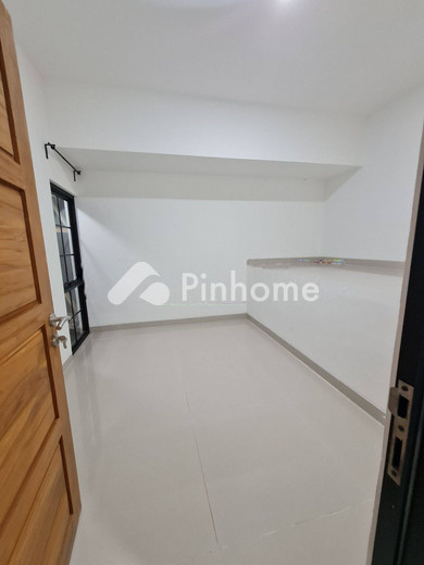dijual rumah 3 lantai 3kt 49m2 di jl pratama - 12