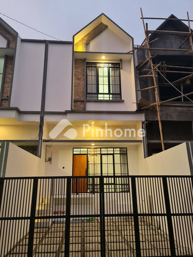 dijual rumah 3 lantai 3kt 49m2 di jl pratama - 1