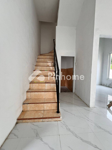 dijual rumah 2 lantai 2kt 112m2 di jl  petunia raya  kemenangan tani  kec  medan tuntungan  kota medan  sumatera utara 20136 - 6