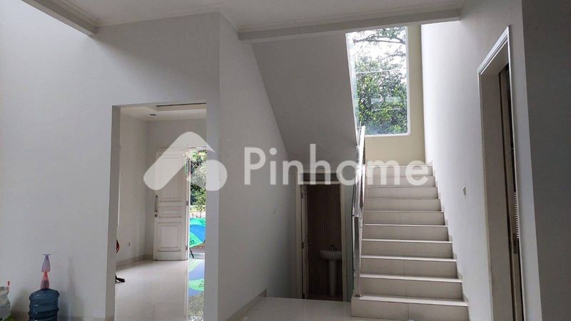 dijual rumah 2 lantai 4kt 300m2 di serpong - 4