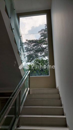 dijual rumah 2 lantai 4kt 300m2 di serpong - 6