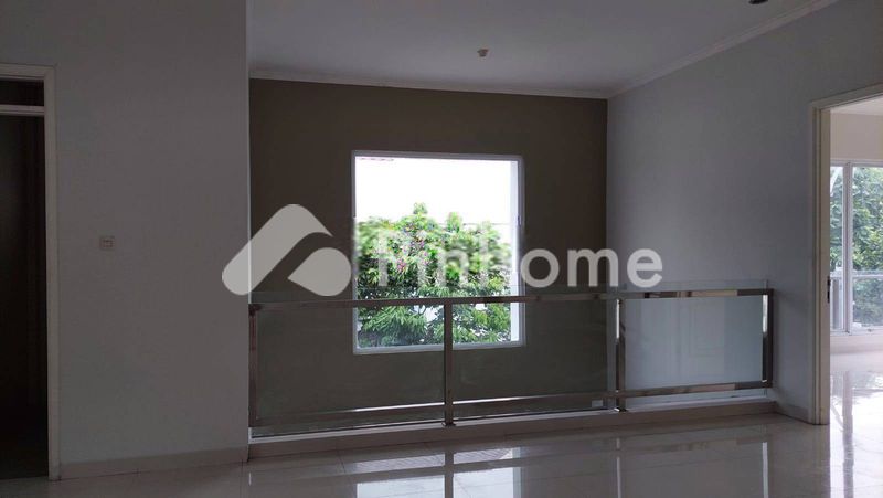 dijual rumah 2 lantai 4kt 300m2 di serpong - 7