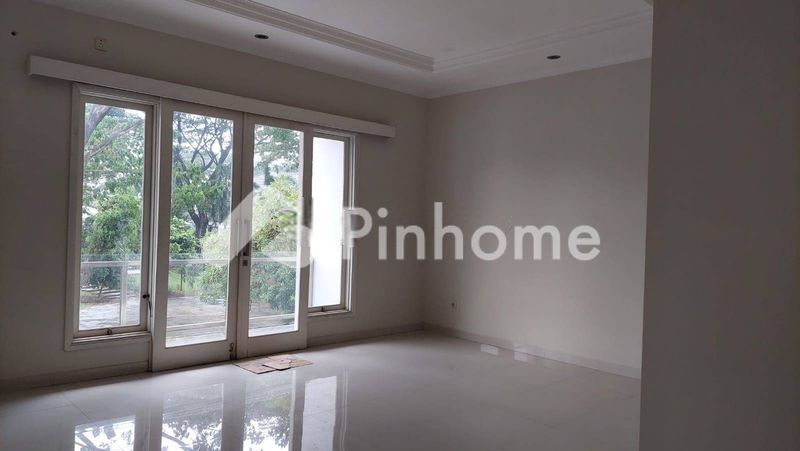 dijual rumah 2 lantai 4kt 300m2 di serpong - 8