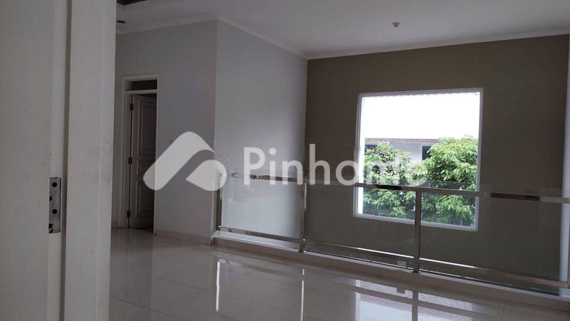 dijual rumah 2 lantai 4kt 300m2 di serpong - 9