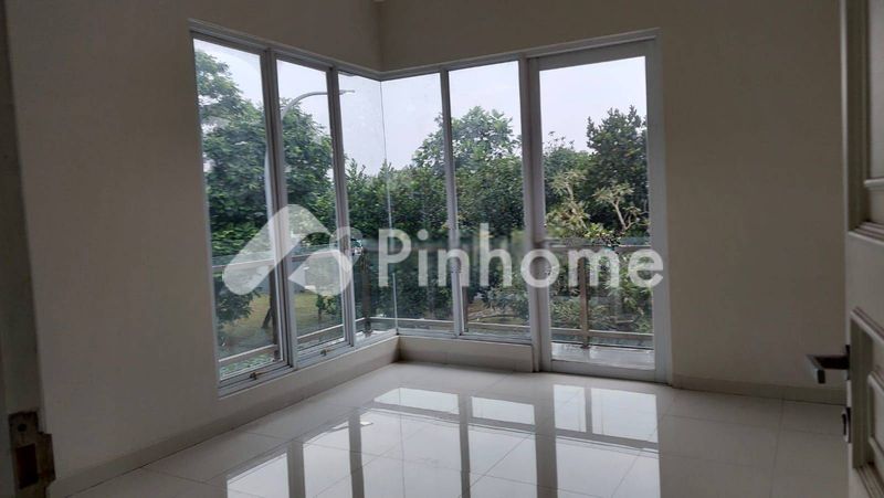 dijual rumah 2 lantai 4kt 300m2 di serpong - 10