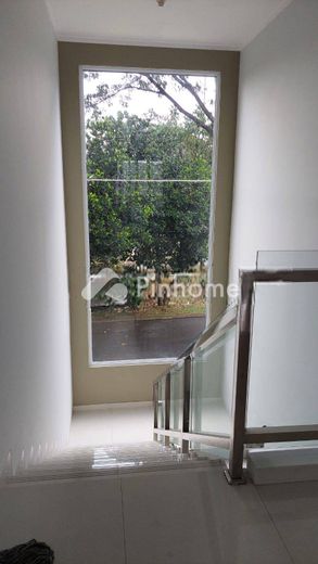 dijual rumah 2 lantai 4kt 300m2 di serpong - 11