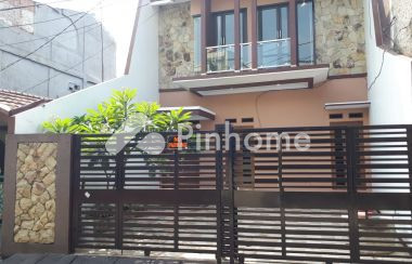dijual rumah lantai 2 lokasi strategis di jatinegara - 1