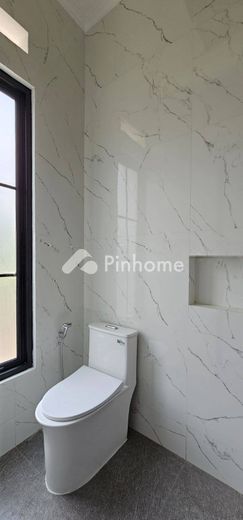 dijual rumah 2 lantai 4kt 135m2 di serpong - 10