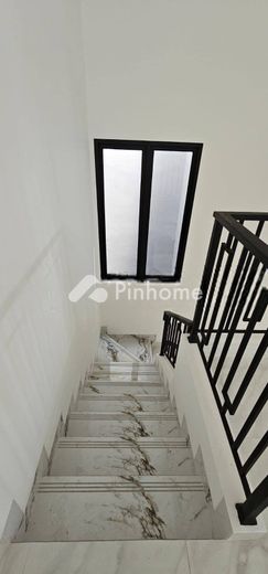 dijual rumah 2 lantai 4kt 135m2 di serpong - 2