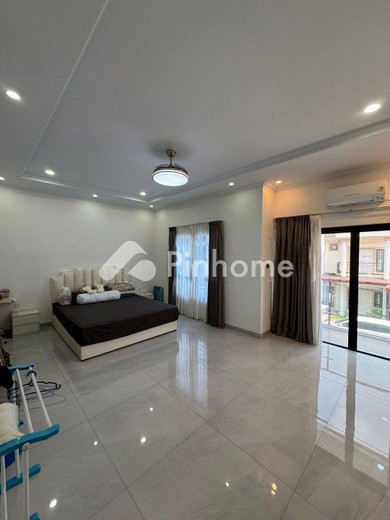dijual rumah 3 lantai 5kt 144m2 di perumahan victory residence - 8