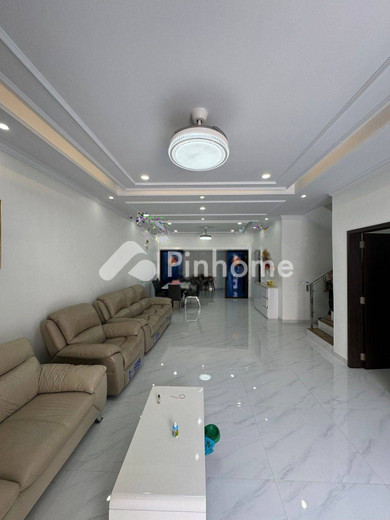 dijual rumah 3 lantai 5kt 144m2 di perumahan victory residence - 2
