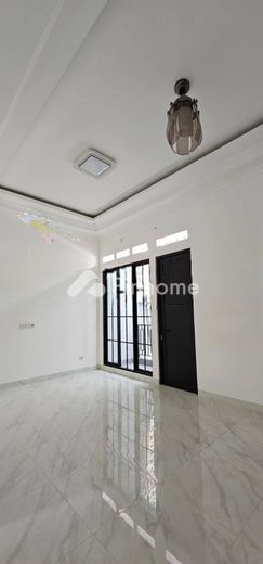dijual rumah 2 lantai 4kt 135m2 di serpong - 5