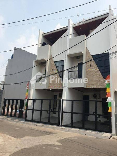 dijual rumah 2 lantai 2kt 45m2 di jl jatinegara kaum - 1