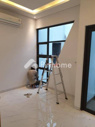 dijual rumah 2 lantai 2kt 45m2 di jl jatinegara kaum - 6