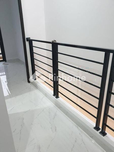 dijual rumah 2 lantai 2kt 45m2 di jl jatinegara kaum - 7