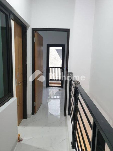 dijual rumah 2 lantai 2kt 45m2 di jl jatinegara kaum - 8
