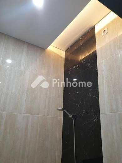 dijual rumah 2 lantai 2kt 45m2 di jl jatinegara kaum - 9
