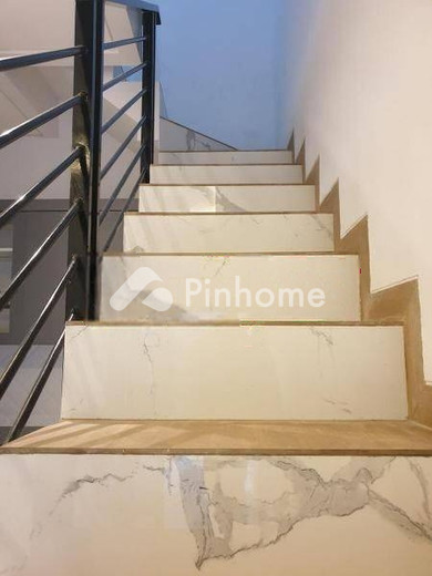 dijual rumah 2 lantai 2kt 45m2 di jl jatinegara kaum - 11