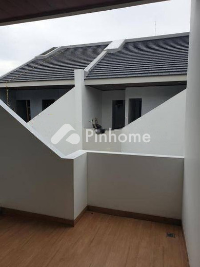 dijual rumah 2 lantai 2kt 45m2 di jl jatinegara kaum - 12