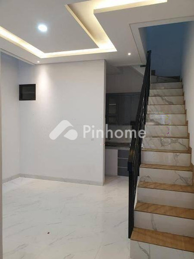 dijual rumah 2 lantai 2kt 45m2 di jl jatinegara kaum - 13
