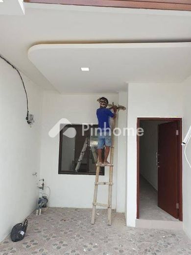 dijual rumah 2 lantai 2kt 40m2 di jl pramuka sari - 5