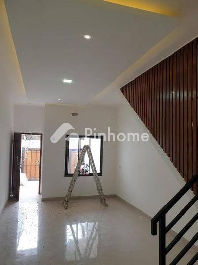 dijual rumah 2 lantai 2kt 40m2 di jl pramuka sari - 8
