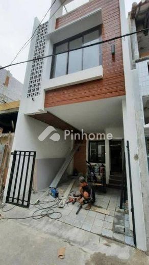 dijual rumah 2 lantai 2kt 40m2 di jl pramuka sari - 1