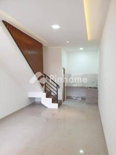 dijual rumah 2 lantai 2kt 40m2 di jl pramuka sari - 9