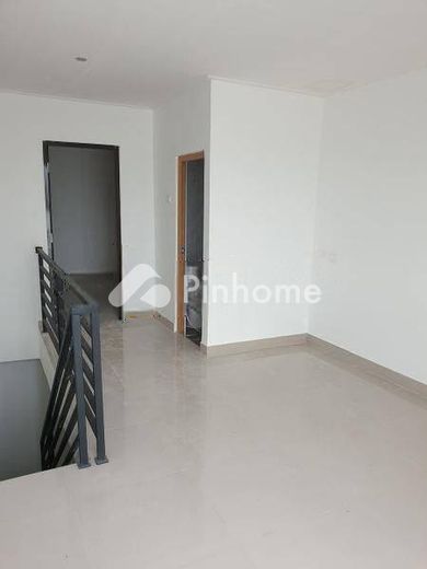 dijual rumah 2 lantai 2kt 40m2 di jl pramuka sari - 10