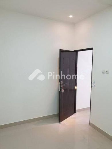 dijual rumah 2 lantai 2kt 40m2 di jl pramuka sari - 11