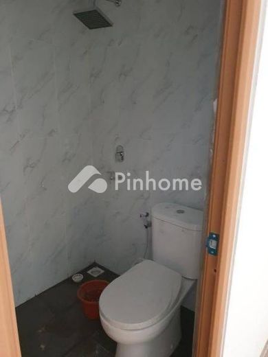 dijual rumah 2 lantai 2kt 40m2 di jl pramuka sari - 12