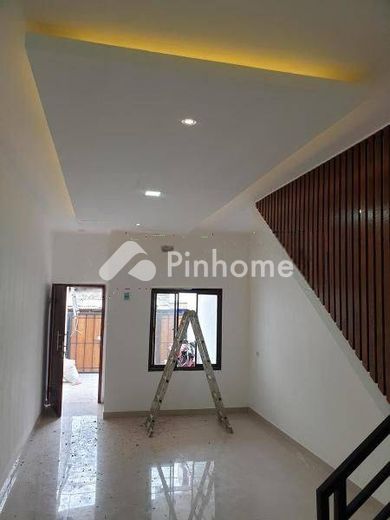 dijual rumah 2 lantai 2kt 40m2 di jl pramuka sari - 13