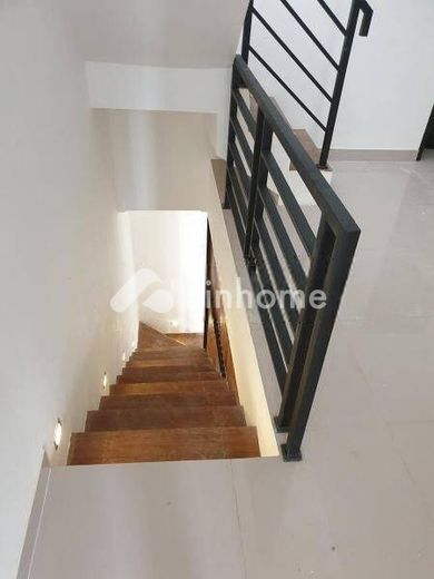 dijual rumah 2 lantai 2kt 40m2 di jl pramuka sari - 16