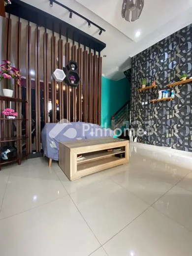 dijual rumah 2 lantai 4kt 105m2 di jl  flamboyan i - 3