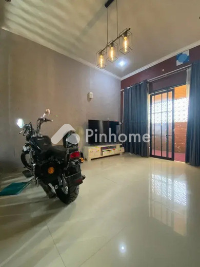 dijual rumah 2 lantai 4kt 105m2 di jl  flamboyan i - 6